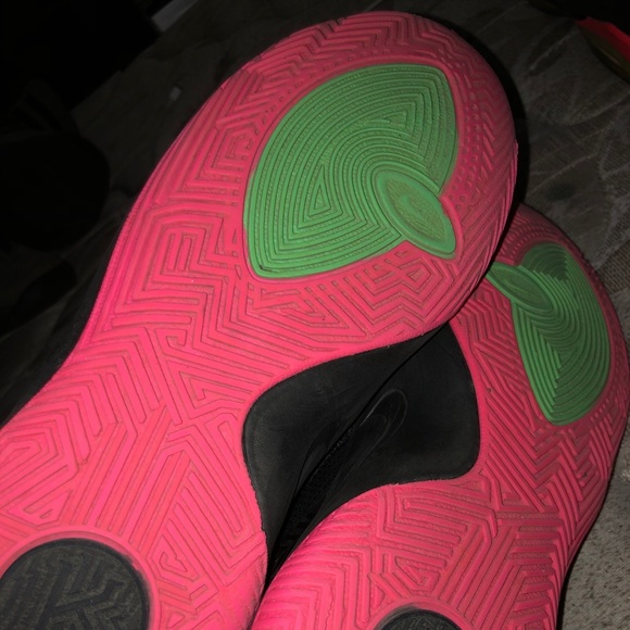 Kyrie basketball shoes - Picture 2 of 4